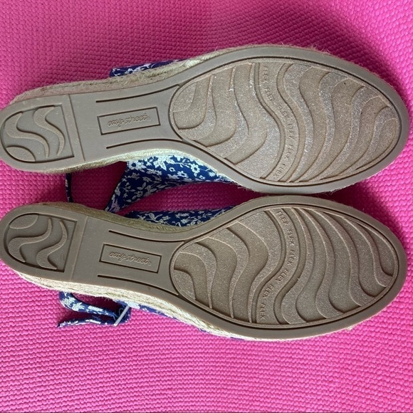 Easy Street Women's Kindly Espadrille Wedge Sandal Blue floral
Womens 11 - Picture 6 of 7